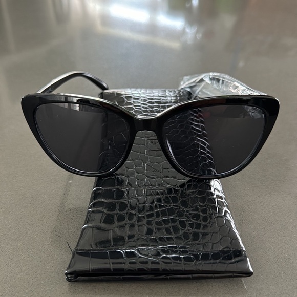 Rachel Zoe NWOT Nina Sunglasses in black with case. - Picture 4 of 4